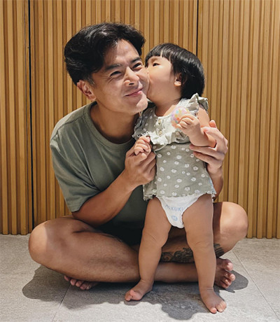 Hari Ayah Nasional, Inilah 7 Hot Daddy yang Kegantengannya Bertambah saat Momong Anak