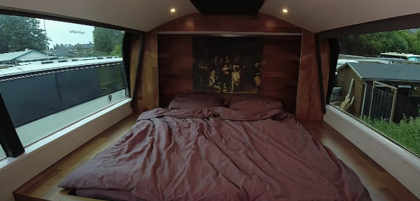 Pria Ini Sukses Sulap Bus Tingkat Tua Jadi Rumah Lantai Dua