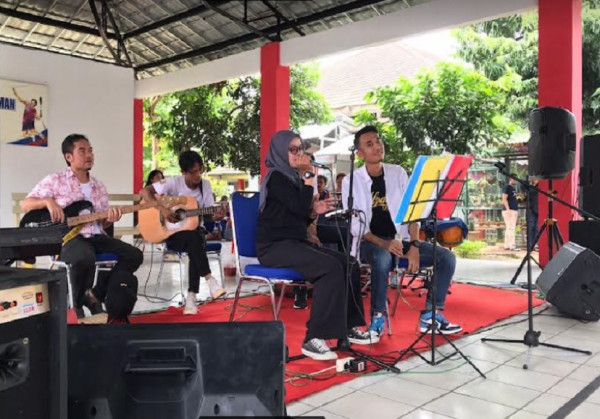Keren! Band Narapidana Lapas Semarang Tampil Ciamik Hibur Pembesuk
