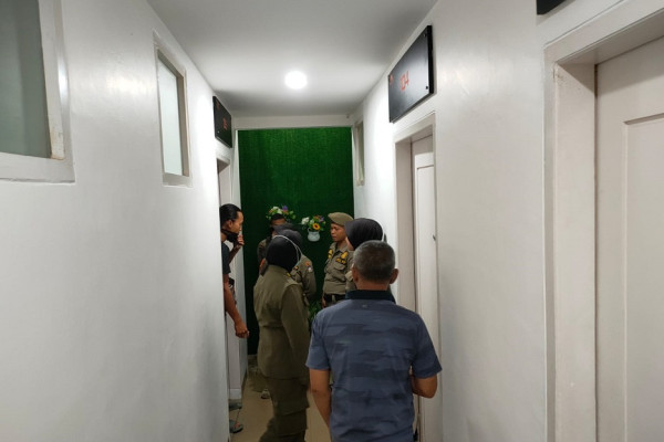 Sedang Asyik Memadu Kasih di Kamar Hotel, 6 Pasangan Mesum Panik Digedor Satpol PP