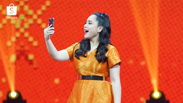 Happy Asmara, Farel, Dewi Perssik & Judika Ramaikan Panggung Shopee 11.11 Big Sale TV Show