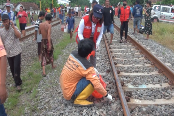 1 Pemotor Tewas dan 1 Luka Berat Akibat Ditabrak Kereta Api Logawa