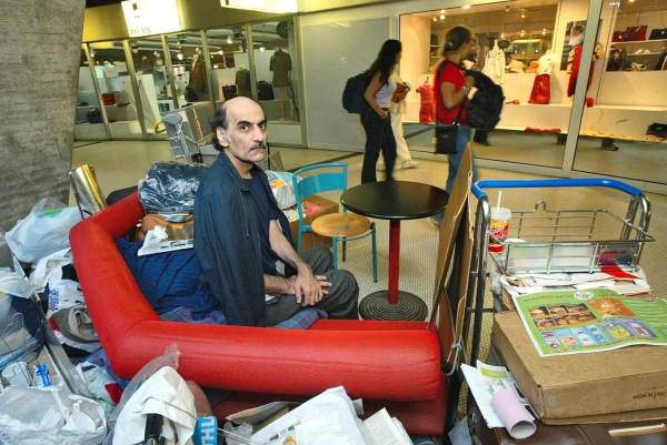 Orang Buangan Iran yang Terjebak 18 Tahun di Bandara Prancis Meninggal