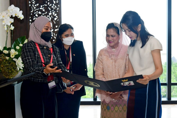 Jamuan Minum Teh Iriana dan Kim Keon-hee Ditemani Lagu Angin Mamiri hingga Sempurna
