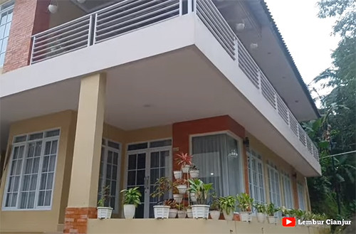 3 Artis yang Punya Rumah Mewah di Kampung Halaman