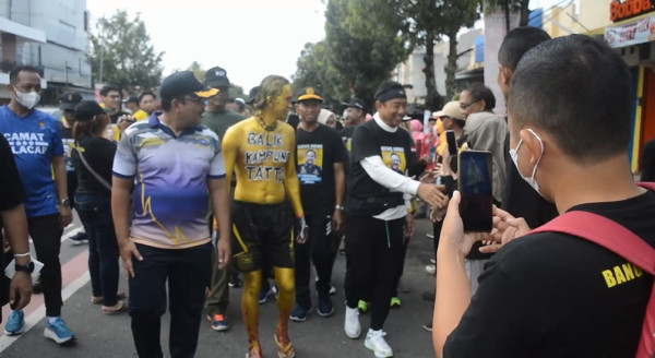 Akhiri Tugas sebagai Bupati Cilacap, Tatto Pulang Kampung Jalan Kaki 96 Km