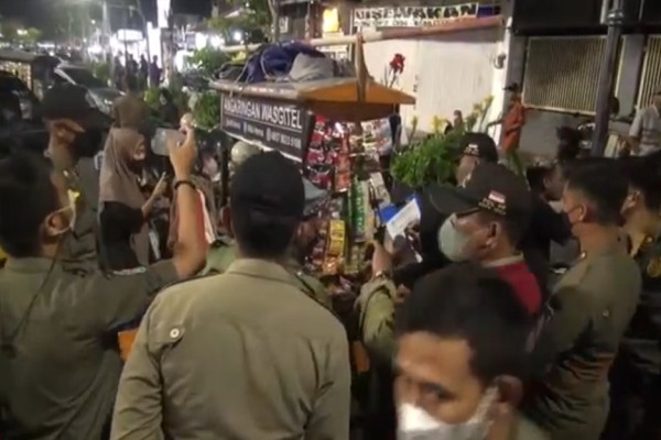 Penertiban PKL Diwarnai Ketegangan, Petugas Gabungan Diamuk Pedagang