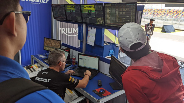 Aki Dynavolt Kunci Kemenangan Stefano Manzi di WSBK Mandalika