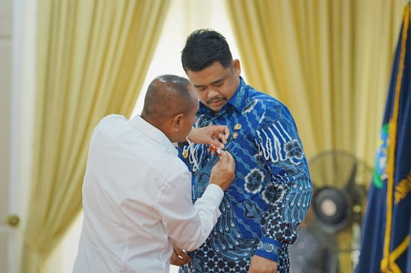 Berhasil Bina Perusahaan & Jaga Iklim Usaha, Bobby Nasution Terima Lencana Penghargaan Produktivitas Siddhakarya Sumut 2022