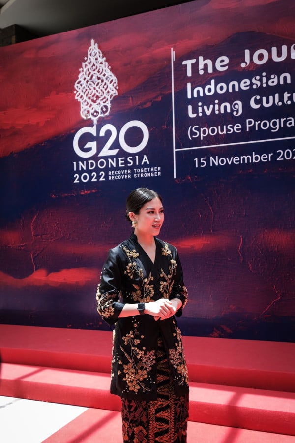 Dampingi Ibu Negara di Spouse Program KTT G20, Wamenparekraf Angela Tanoesoedibjo Kenakan Tenun Khas Bali