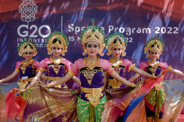 Wamenparekraf Angela: Tari-Tarian Tradisional di Spouse Program G30 Representasikan Keberagaman Indonesia