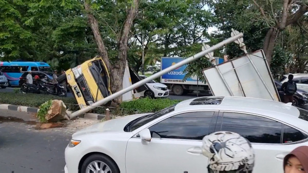 Truk Pengangkut Toren Tabrak Pohon dan Plang Jalan di Penjaringan, Pengemudi Ojol Tertimpa