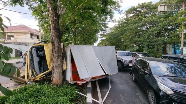 Truk Pengangkut Toren Tabrak Pohon dan Plang Jalan di Penjaringan, Pengemudi Ojol Tertimpa