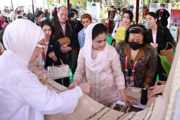 Intip Duet Ibu Negara RI dan Wamenparekraf Angela Dampingi Workshop Kerajinan Tangan Spouse Program G20