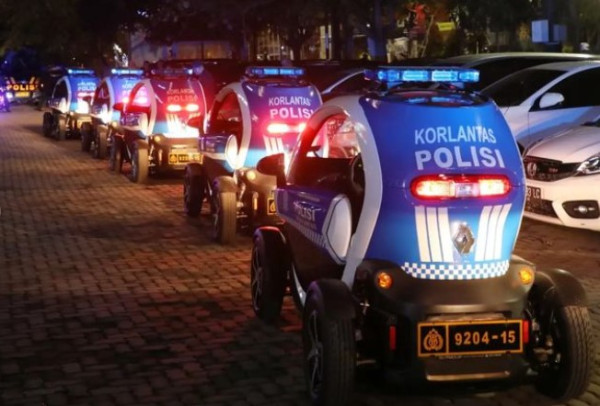 Polwan dan Kowad Cantik Ini Lihai Kendarai Renault Twizy Amankan KTT G20