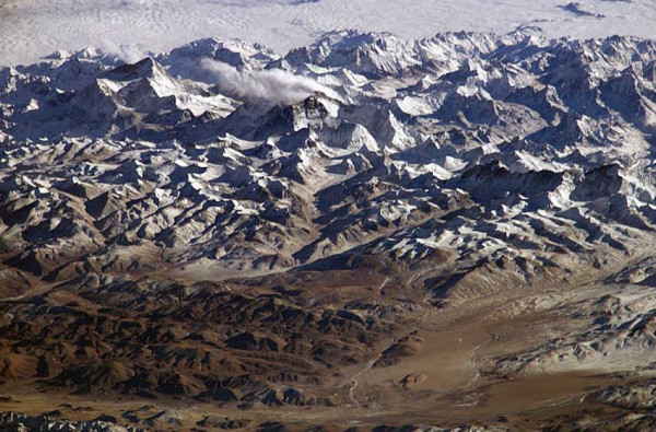 Mengapa Pesawat Takut Terbang di Atas Himalaya, Alasan Ilmiah atau Misteri?