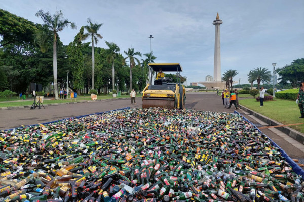 Pj Gubernur DKI Heru Pimpin Pemusnahan 14.447 Botol Miras di Monas