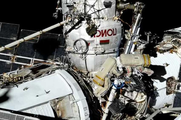 2 Kosmonot Rusia Bertugas 6 Jam di Luar ISS, Pasang Komponen Penting