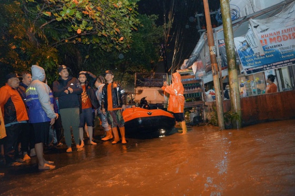 Netizen Pergoki Alat Infus di Lengan Bobby Nasution Saat Tinjau Banjir Hingga Pukul 03.00 Dini Hari