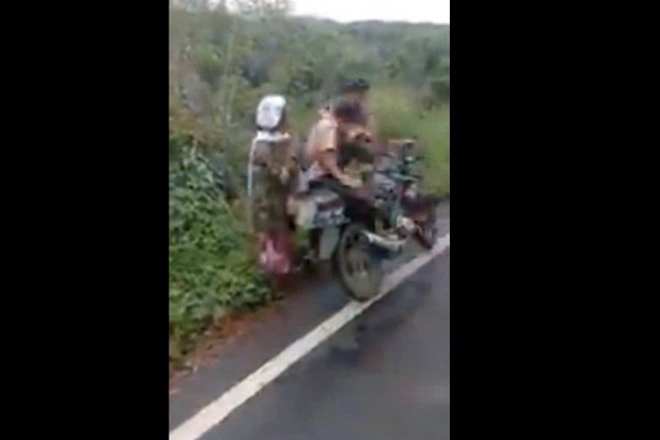 Viral! Pelajar SMA Terekam Aniaya Nenek hingga Menangis di Tepi Jalan