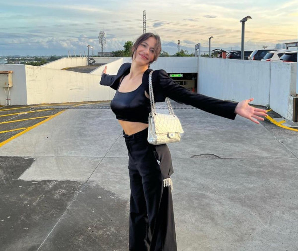 4 Potret Pevita Pearce Terbaru yang Terlihat Cantik, Bergaya ala Cewek Mamba