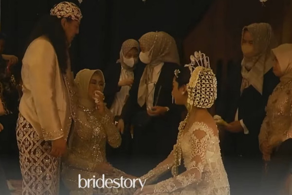 Momen Pernikahan Glenca Chysara dan Rendi Jhon yang Kental Adat Jawa