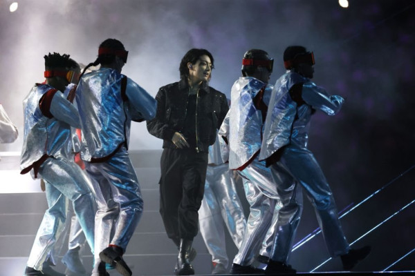 Potret Jungkook BTS Buka Piala Dunia 2022 di Stadion Al Bayt