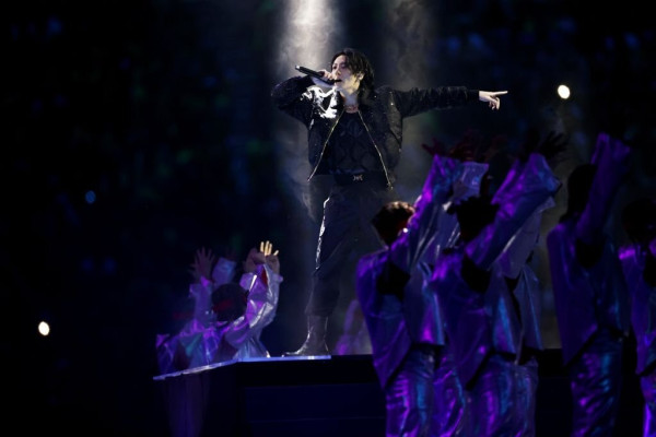 Potret Jungkook BTS Buka Piala Dunia 2022 di Stadion Al Bayt