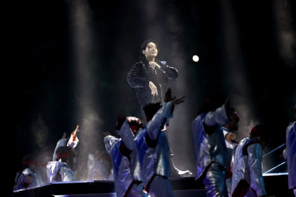 Potret Jungkook BTS Buka Piala Dunia 2022 di Stadion Al Bayt