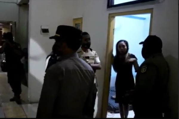 Mbak-mbak Cantik Berbalut Daster Panik Didatangi Satpol PP, Eh...Ternyata Simpan Pria Tak Berbaju