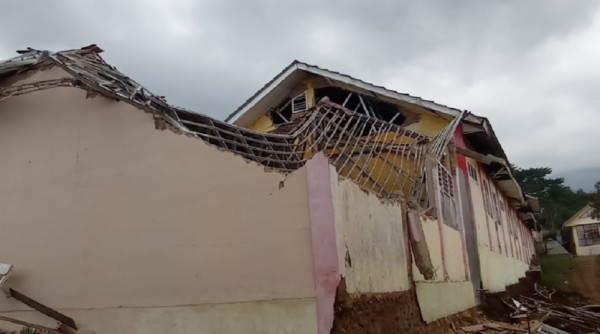 Ini Penampakan Gedung-gedung Roboh di Cianjur Akibat Gempa Dahsyat