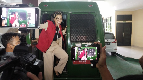 Nikita Mirzani Tampil Modis di Sidang Lanjutan, Pakai Heels dan Setelan Cokelat