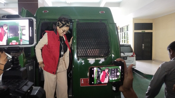 Nikita Mirzani Tampil Modis di Sidang Lanjutan, Pakai Heels dan Setelan Cokelat
