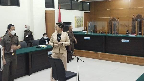 Nikita Mirzani Tampil Modis di Sidang Lanjutan, Pakai Heels dan Setelan Cokelat