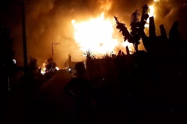 Kobaran Api Meluluhlantakkan 2 Pabrik Pengolahan Karet di Asahan Sumut