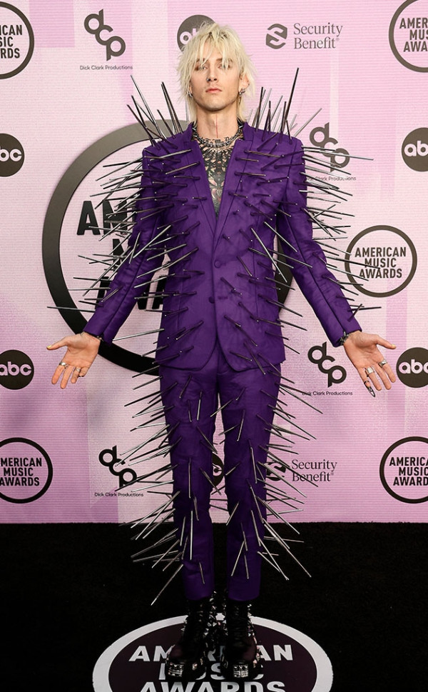 Machine Gun Kelly Pakai Baju Penuh Duri di American Music Awards 2022, Bikin Susah Duduk