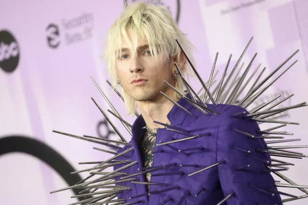 Machine Gun Kelly Pakai Baju Penuh Duri di American Music Awards 2022, Bikin Susah Duduk