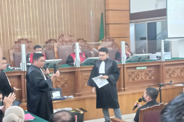 JPU Tunjukkan Senjata Laras Panjang dan Pistol di Hadapan Ferdy Sambo