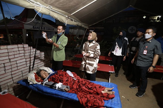 Mensos Risma Periksa Kesiapan Stok Logistik Antisipasi Kebutuhan Penyintas Gempa Cianjur