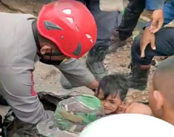 Dramatis, Bocah 6 Tahun Diselamatkan dari Reruntuhan Bangunan Gempa Cianjur