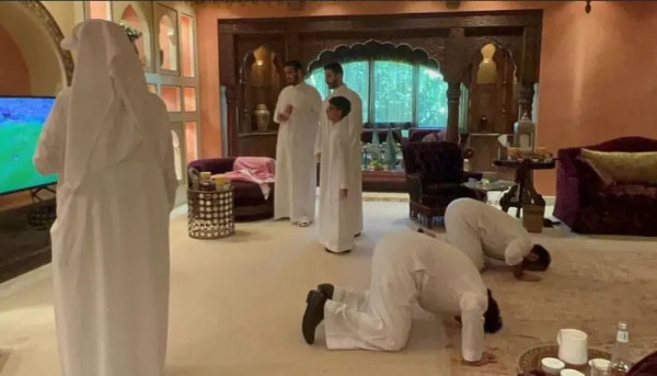 MBS Berlutut dan Berdoa Rayakan Kemenangan Arab Saudi di Piala Dunia 2022