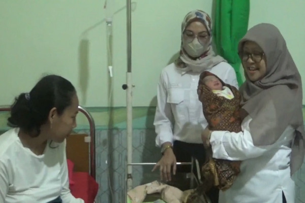 Pengunjung Pasar Sumedang Gempar, Ibu Muda Melahirkan di Toilet Umum