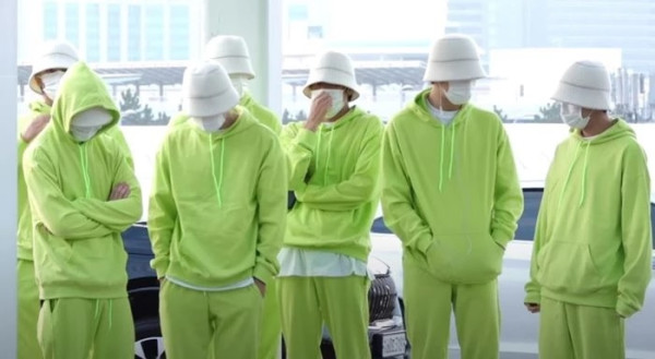 Potret NCT Dream Pakai Baju Hijau Neon di Bandara, Disebut Mirip Anak SD