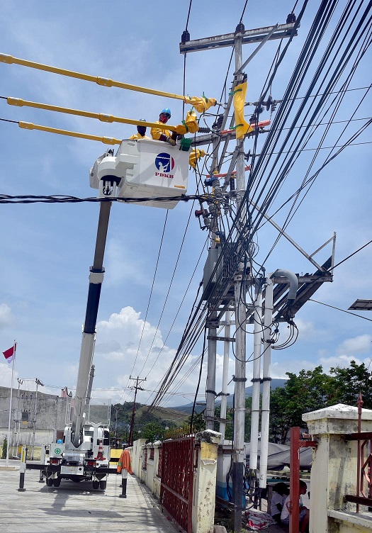 Mengenal Tim PDKB PLN, Menjaga Listrik Tetap Nyala Meski Harus Bertaruh Nyawa 