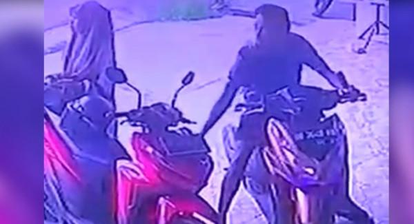 Viral! Wanita Ini Tersungkur saat Berusaha Gagalkan Pencurian Hp