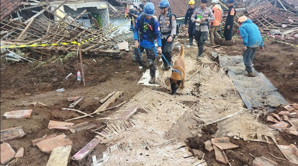 Tangis Iin Mirna Pecah, 4 Anggota Keluarganya Hilang Tertimbun Reruntuhan Gempa Cianjur