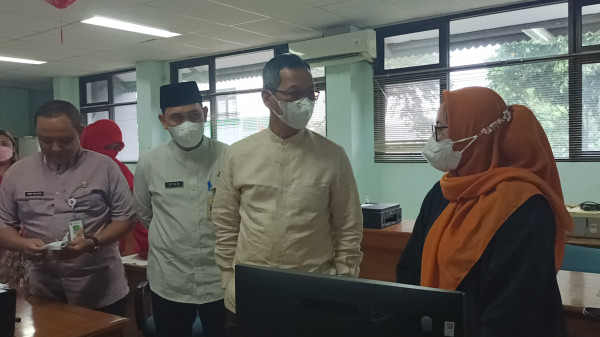 Pj Gubernur Heru Sidak Pelayanan di Kantor Kecamatan Tebet dan Kelurahan Petogogan