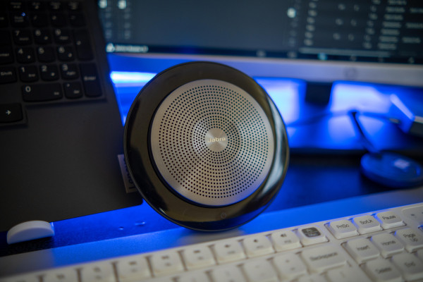 Review Jabra Speak 750, Speaker Mungil untuk Mereka yang Rutin Meeting Online