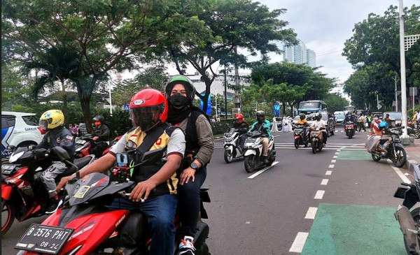Ribuan Relawan Jokowi Tertahan di Luar GBK, Arus Lalu Lintas Ramai Lancar