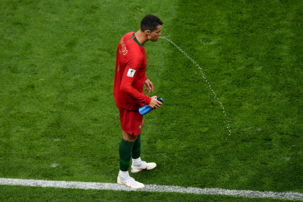 Ini Alasan Ilmiah Kenapa Pemain Sepakbola Sering Meludah ketika Bertanding